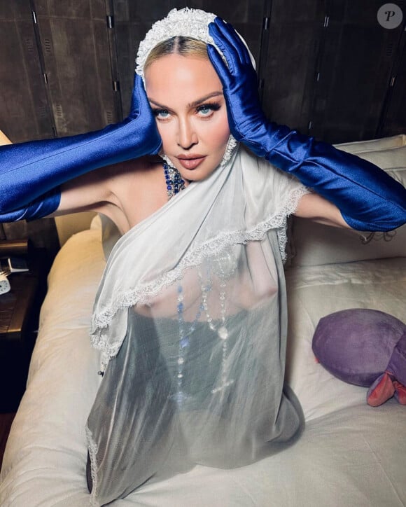 "J'ai eu cette maladie rare. Mes poumons ne fonctionnaient plus à cause d'une infection due à une bactérie. Quand je me suis réveillée, mes enfants étaient là. Ce sont eux qui m'ont sauvée."
Madonna sur Instagram. © Imago/Panoramic/Bestimage