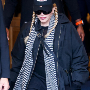 Madonna entourée de ses gardes du corps à la sortie de l'hôtel Ritz à Paris, le 13 novembre 2023.