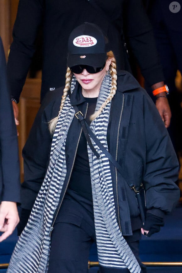 Madonna entourée de ses gardes du corps à la sortie de l'hôtel Ritz à Paris, le 13 novembre 2023.