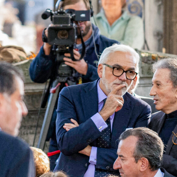 Brigitte Macron, la Première Dame, Pascal Praud et Michel Drucker - Obsèques du journaliste Jean-Pierre Elkabbach au cimetière du Montparnasse dans le 14ème arrondissement de Paris, France, le 6 octobre 2023. © Pierre Perusseau/Bestimage