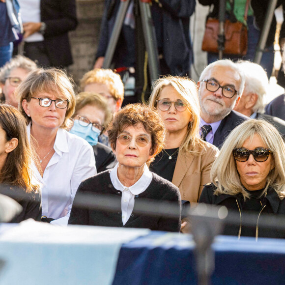 Emmanuelle Bach, Nicole Avril, la fille et la veuve de Jean-Pierre Elkabbach, la Première Dame Brigitte Macron, Claude Chirac, Pascal Praud - Obsèques du journaliste Jean-Pierre Elkabbach au cimetière du Montparnasse dans le 14ème arrondissement de Paris, France, le 6 octobre 2023. © Pierre Perusseau/Bestimage