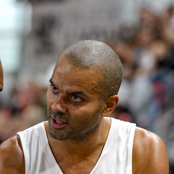 Un bateau qui pourrait coûter entre 9 et 15 millions d'euros
Tony Parker et Matt Pokora (M.Pokora) s'affrontent lors d'un match de basket par équipes dans le cadre d'une animation Radio Scoop au Gymnase Mado Bonnet à Lyon le 26 octobre 2023.