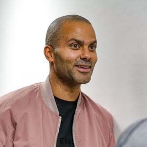 Tony Parker lors d'un match de basket par équipes dans le cadre d'une animation Radio Scoop au Gymnase Mado Bonnet à Lyon.