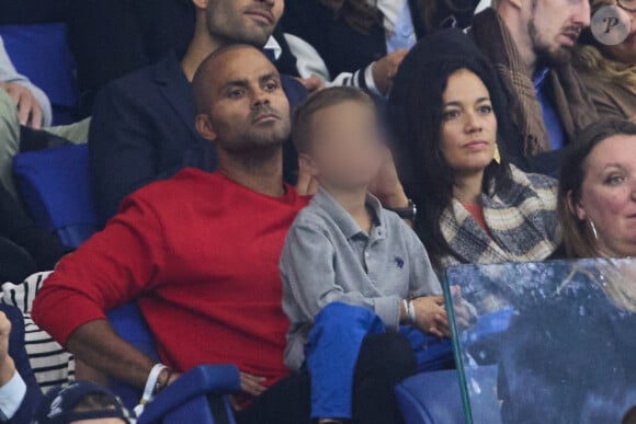 Tony Parker avec ses enfants Josh et Liam et sa compagne Alizé dans les tribunes du match de Coupe du monde de rugby entre la France et l'Italie (60-7) à Lyon le 6 octobre 2023. © Cyril Moreau-Dominique Jacovides/Bestimage