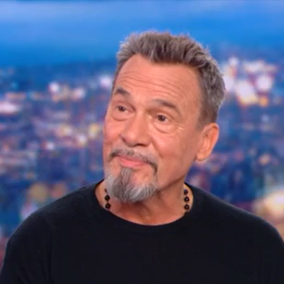 Florent Pagny vient de donner de ses nouvelles ce jeudi sur le plateau du JT de 20h de TF1.
Florent Pagny au 20h de TF1.