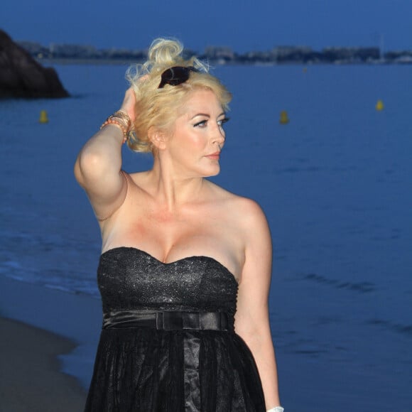 L'ex-star de télé-réalité a été aperçue dans les rues de Nice où elle vivrait dans un studio.
Exclusif - Loana sur la plage de Cannes lors du 76ème festival international du film, le 25 mai 2023. © Philippe Baldini / Bestimage 