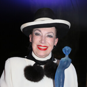 Geneviève de Fontenay pose avant de remettre le prix - Soirée de remise des prix de la 12ème édition du TROFEMINA (prix décerné à des femmes d'exception) au pavillon Royal à Paris, le 14 octobre 2015.