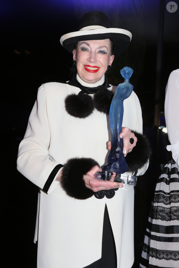 Geneviève de Fontenay pose avant de remettre le prix - Soirée de remise des prix de la 12ème édition du TROFEMINA (prix décerné à des femmes d'exception) au pavillon Royal à Paris, le 14 octobre 2015.