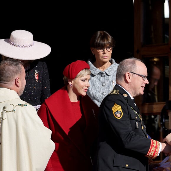 Le prince Albert II et la princesse Charlene de Monaco, la princesse Caroline de Hanovre et la princesse de Stéphanie de Monaco - La famille princière de Monaco à la sortie de la cathédrale Notre-Dame Immaculée pour la messe solennelle d'action de grâce et un Te Deum, à l'occasion de la Fête Nationale de Monaco. Le 19 novembre 2023 © Dominique Jacovides-Bruno Bebert / Bestimage 