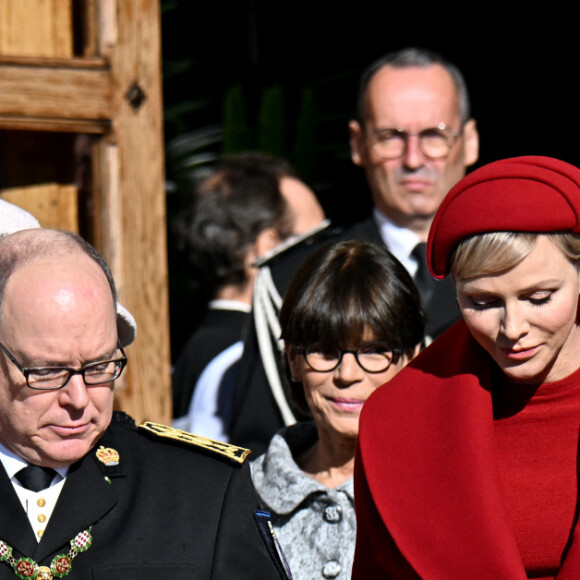 Du rouge de la tête aux pieds
Le prince Albert II et la princesse Charlene de Monaco, la princesse Caroline de Hanovre et la princesse de Stéphanie de Monaco - La famille princière de Monaco à la sortie de la cathédrale Notre-Dame Immaculée pour la messe solennelle d'action de grâce et un Te Deum, à l'occasion de la Fête Nationale de Monaco. Le 19 novembre 2023 © Dominique Jacovides-Bruno Bebert / Bestimage 