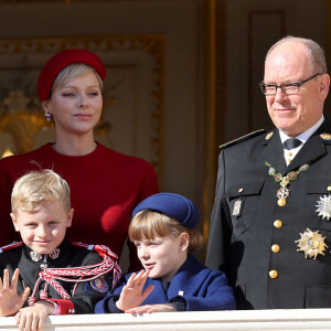 Charlene et Albert ont ensuite retrouvé leurs enfants au Palais
Le prince Albert II et la princesse Charlene de Monaco, et leurs enfants le prince Jacques et la princesse Gabriella - La famille princière de Monaco au balcon du palais, à l'occasion de la Fête Nationale de Monaco. Le 19 novembre 2023 © Dominique Jacovides-Bruno Bebert / Bestimage 