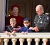 Comme chaque année à la mi-novembre, Monaco est en fête
Le prince Albert II et la princesse Charlene de Monaco, et leurs enfants le prince Jacques et la princesse Gabriella - La famille princière de Monaco au balcon du palais, à l'occasion de la Fête Nationale de Monaco. © Dominique Jacovides-Bruno Bebert / Bestimage 