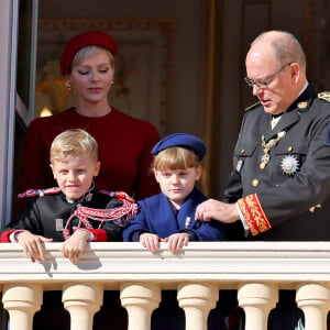 Comme chaque année à la mi-novembre, Monaco est en fête
Le prince Albert II et la princesse Charlene de Monaco, et leurs enfants le prince Jacques et la princesse Gabriella - La famille princière de Monaco au balcon du palais, à l'occasion de la Fête Nationale de Monaco. © Dominique Jacovides-Bruno Bebert / Bestimage 