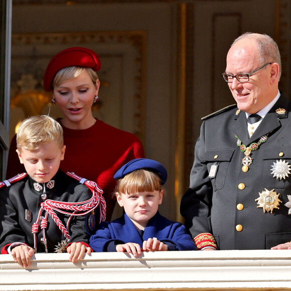 Le prince Albert II et la princesse Charlene de Monaco, et leurs enfants le prince Jacques et la princesse Gabriella - La famille princière de Monaco au balcon du palais, à l'occasion de la Fête Nationale de Monaco. Le 19 novembre 2023 © Dominique Jacovides-Bruno Bebert / Bestimage