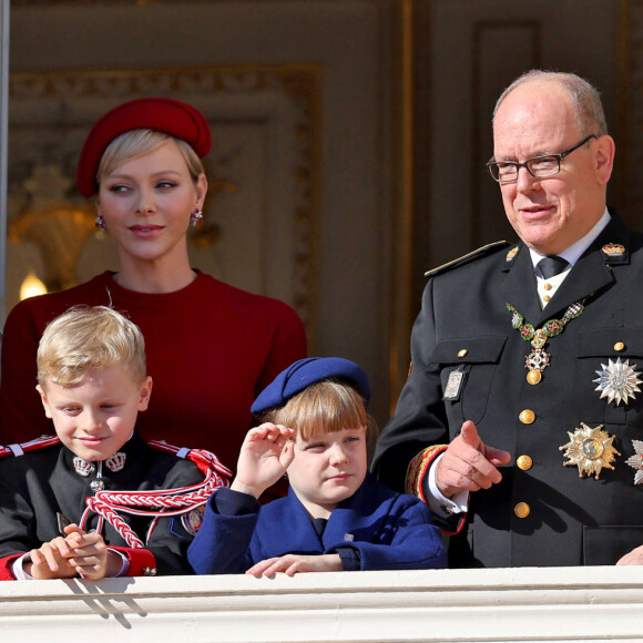 Le prince Albert II et la princesse Charlene de Monaco, et leurs enfants le prince Jacques et la princesse Gabriella - La famille princière de Monaco au balcon du palais, à l'occasion de la Fête Nationale de Monaco. Le 19 novembre 2023 © Dominique Jacovides-Bruno Bebert / Bestimage 