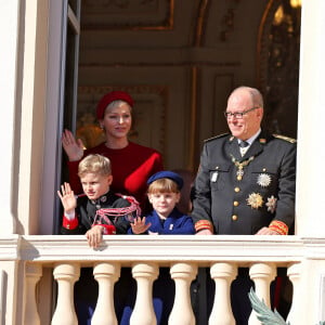 Le prince Albert II et la princesse Charlene de Monaco, et leurs enfants le prince Jacques et la princesse Gabriella - La famille princière de Monaco au balcon du palais, à l'occasion de la Fête Nationale de Monaco. Le 19 novembre 2023 © Dominique Jacovides-Bruno Bebert / Bestimage 