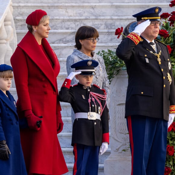 La princesse Gabriella, la princesse Charlene, le prince Jacques et le prince Albert II de Monaco, la princesse Stéphanie de Monaco - La famille princière monégasque dans la cour d'honneur du palais lors de la la fête nationale à Monaco, le 19 novembre 2023. La famille princière monégasque assiste à la prise d'armes, puis à la cérémonie de remise des médailles et à un défilé militaire sur la place du palais princier. © Olivier Huitel / Pool Monaco / Bestimage  No Tabloids - The Monegasque princely family in the main courtyard of the palace during the national holiday in Monaco, November 19, 2023. The Monegasque princely family attends the taking of arms, then the medal ceremony and to a military parade on the square of the princely palace.