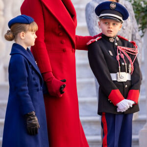 La princesse Charlène de Monaco, ses enfants, La princesse Gabriella de Monaco, comtesse de Carladès, Le prince Jacques de Monaco, marquis des Baux, La princesse Stéphanie de Monaco - La famille princière monégasque dans la cour d'honneur du palais lors de la la fête nationale à Monaco, le 19 novembre 2023. La famille princière monégasque assiste à la prise d'armes, puis à la cérémonie de remise des médailles et à un défilé militaire sur la place du palais princier. © Olivier Huitel / Pool Monaco / Bestimage 