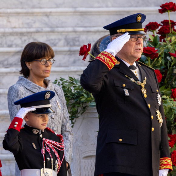 Le prince Albert II de Monaco et son fils, Le prince Jacques de Monaco, marquis des Baux, La princesse Stéphanie de Monaco - La famille princière monégasque dans la cour d'honneur du palais lors de la la fête nationale à Monaco, le 19 novembre 2023. La famille princière monégasque assiste à la prise d'armes, puis à la cérémonie de remise des médailles et à un défilé militaire sur la place du palais princier. © Olivier Huitel / Pool Monaco / Bestimage  No Tabloids - The Monegasque princely family in the main courtyard of the palace during the national holiday in Monaco, November 19, 2023. The Monegasque princely family attends the taking of arms, then the medal ceremony and to a military parade on the square of the princely palace.