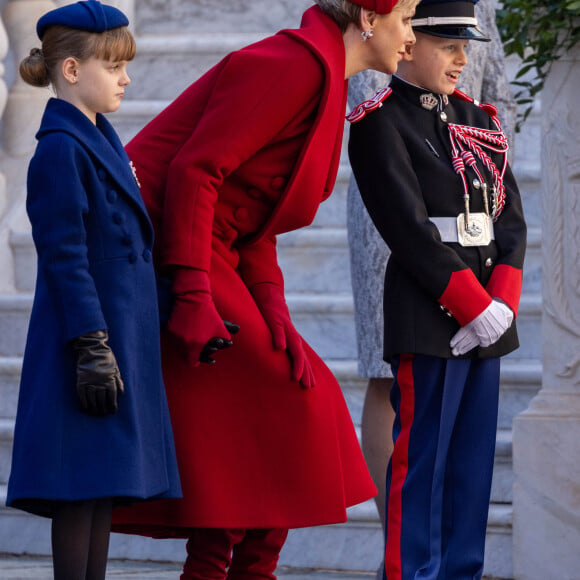 La princesse Gabriella, la princesse Charlene, le prince Jacques de Monaco, la princesse Stéphanie de Monaco - La famille princière monégasque dans la cour d'honneur du palais lors de la la fête nationale à Monaco, le 19 novembre 2023. La famille princière monégasque assiste à la prise d'armes, puis à la cérémonie de remise des médailles et à un défilé militaire sur la place du palais princier. © Olivier Huitel / Pool Monaco / Bestimage 