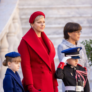 La princesse Charlène de Monaco, ses enfants, La princesse Gabriella de Monaco, comtesse de Carladès, Le prince Jacques de Monaco, marquis des Baux, La princesse Stéphanie de Monaco - La famille princière monégasque dans la cour d'honneur du palais lors de la la fête nationale à Monaco, le 19 novembre 2023. La famille princière monégasque assiste à la prise d'armes, puis à la cérémonie de remise des médailles et à un défilé militaire sur la place du palais princier. © Olivier Huitel / Pool Monaco / Bestimage 