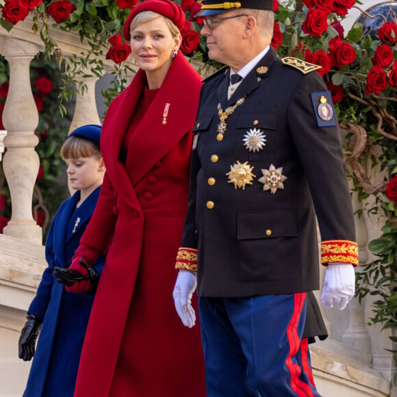 La princesse Gabriella, la princesse Charlene et le prince Albert II de Monaco - La famille princière monégasque dans la cour d'honneur du palais lors de la la fête nationale à Monaco, le 19 novembre 2023. La famille princière monégasque assiste à la prise d'armes, puis à la cérémonie de remise des médailles et à un défilé militaire sur la place du palais princier. © Olivier Huitel / Pool Monaco / Bestimage 