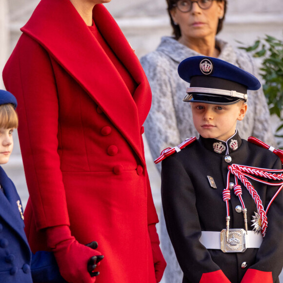 La princesse Gabriella de Monaco, comtesse de Carladès, Le prince Jacques de Monaco, marquis des Baux, - La famille princière monégasque dans la cour d'honneur du palais lors de la la fête nationale à Monaco, le 19 novembre 2023. La famille princière monégasque assiste à la prise d'armes, puis à la cérémonie de remise des médailles et à un défilé militaire sur la place du palais princier. © Olivier Huitel / Pool Monaco / Bestimage 