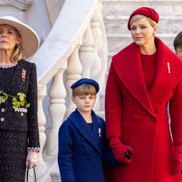 La princesse Gabriella, la princesse Charlene de Monaco, la princesse Caroline de Hanovre et la princesse Stéphanie de Monaco - La famille princière monégasque dans la cour d'honneur du palais lors de la la fête nationale à Monaco, le 19 novembre 2023. La famille princière monégasque assiste à la prise d'armes, puis à la cérémonie de remise des médailles et à un défilé militaire sur la place du palais princier. © Olivier Huitel / Pool Monaco / Bestimage 