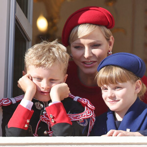 Leur mère Charlene, à leurs côtés, était particulièrement souriante.
La princesse Charlene de Monaco, et ses enfants le prince Jacques et la princesse Gabriella - La famille princière de Monaco au balcon du palais, à l'occasion de la Fête Nationale de Monaco. Le 19 novembre 2023 © Dominique Jacovides-Bruno Bebert / Bestimage 