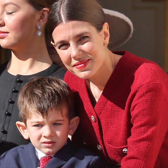 Charlotte Casiraghi a donné du sien lors de la fête nationale monégasque.
La princesse Alexandra de Hanovre, Charlotte Casiraghi et son fils Balthazard Rassam - La famille princière de Monaco au balcon du palais, à l'occasion de la Fête Nationale de Monaco. © Dominique Jacovides-Bruno Bebert / Bestimage
