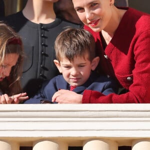 Pour le plus grand plaisir de son fils Balthazar, elle n'a pas hésité à faire un geste peu commun lors d'un événement officiel. 
Andrea Casiraghi et sa fille India, la princesse Alexandra de Hanovre, Charlotte Casiraghi et son fils Balthazard Rassam - La famille princière de Monaco au balcon du palais, à l'occasion de la Fête Nationale de Monaco. Le 19 novembre 2023 © Dominique Jacovides-Bruno Bebert / Bestimage 