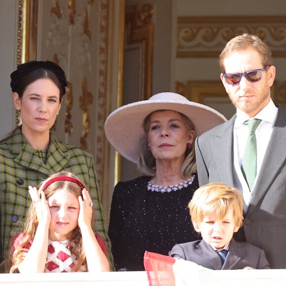 La famille monégasque était réunie à l'occasion de la fête nationale à Monaco, synonyme de deux jours de célébrations dans la principauté.
Tatiana Santo Domingo, India Casiraghi, la princesse Caroline de Hanovre, Maximilian Casiraghi et Andrea Casiraghi - La famille princière de Monaco au balcon du palais, à l'occasion de la Fête Nationale de Monaco. © Dominique Jacovides-Bruno Bebert / Bestimage