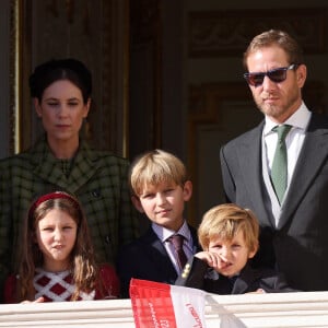 La femme d'Andréa Casiraghi avait misé sur un accessoire très à la mode, un serre-tête de la marque Jennifer Behr. Un look très sage pour la maman de trois enfants, Sacha, 9 ans, India, 8 ans, et Maximillian, 4 ans.
Tatiana Santo Domingo, India Casiraghi, Maximilian Casiraghi et Andrea Casiraghi - La famille princière de Monaco au balcon du palais, à l'occasion de la Fête Nationale de Monaco. Le 19 novembre 2023 © Dominique Jacovides-Bruno Bebert / Bestimage