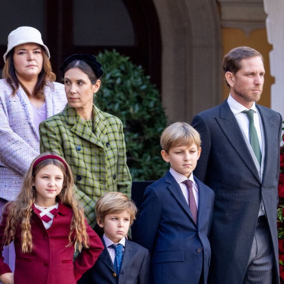 Melanie-Antoinette de Massy, Tatiana Santo Domingo, son mari Andrea Casiraghi et leurs enfants India, Maximilian et Sacha - La famille princière monégasque dans la cour d'honneur du palais lors de la la fête nationale à Monaco, le 19 novembre 2023. La famille princière monégasque assiste à la prise d'armes, puis à la cérémonie de remise des médailles et à un défilé militaire sur la place du palais princier. © Olivier Huitel / Pool Monaco / Bestimage