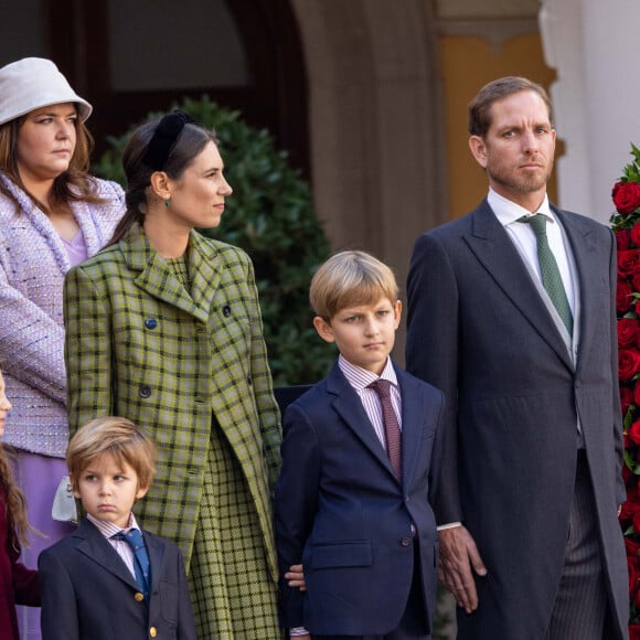 Tatiana Santo Domingo, son mari Andrea Casiraghi et leurs enfants Maximilian et Sacha - La famille princière monégasque dans la cour d'honneur du palais lors de la la fête nationale à Monaco, le 19 novembre 2023. La famille princière monégasque assiste à la prise d'armes, puis à la cérémonie de remise des médailles et à un défilé militaire sur la place du palais princier. © Olivier Huitel / Pool Monaco / Bestimage