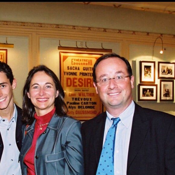François Hollande et Ségolène Royal avec leurs deux fils à la générale de la pièce "Sarah" (archive)