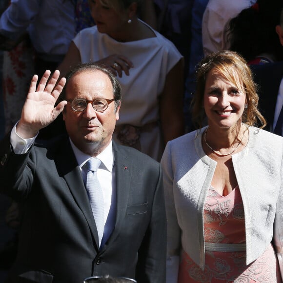 Francois Hollande et Ségolène Royal ont vu leur fils Julien se révéler. 
Ségolène Royal et François Hollande - Mariage de Thomas Hollande et de la journaliste Emilie Broussouloux l'église de Meyssac en Corrèze, près de Brive, ville d'Emilie. © Patrick Bernard-Guillaume Collet / Bestimage 