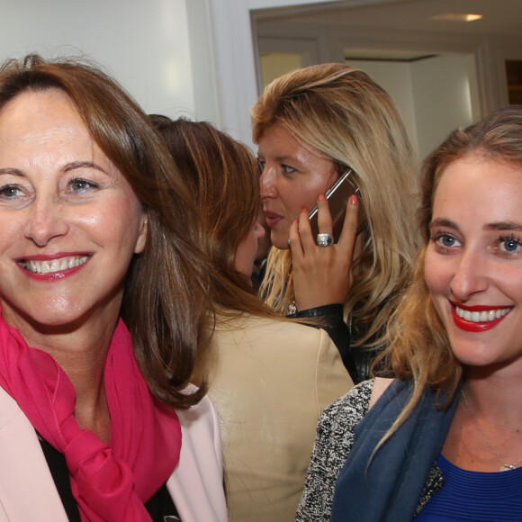 Exclusif - Ségolène Royal et sa fille Flora à la Boutique Christian Dior - Edition biennale des Vendanges de l'avenue Montaigne et de la rue François 1er à Paris, France, le 14 septembre 2017. La fête la plus couture de la capitale, créée par le Comité Montaigne en 1989, assume ses ambitions. Rencontre exclusive entre les célèbres marques et des grands noms de vins et de champagnes, cette soirée met en lumière l'art de vivre à la française. © Denis Guignebourg/Bestimage 