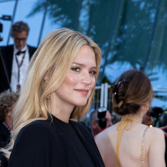 Virginie Efira (enceinte) - Montée des marches du film " L'été dernier " lors du 76ème Festival International du Film de Cannes, au Palais des Festivals à Cannes. Le 25 mai 2023 © Olivier Borde / Bestimage 