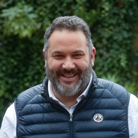 En outre, Jean-Baptiste Boursier précise ne pas voir en Bruce Toussaint et sa matinale un concurrent, mais plutôt un allié. 
Bruce Toussaint - Arrivées à l'enregistrement de l'émission "Vivement Dimanche", présentée par M.Drucker et diffusée sur France 3 le 19 novembre, au Studio Gabriel à Paris. Le 31 octobre 2023 © Christophe Clovis / Bestimage