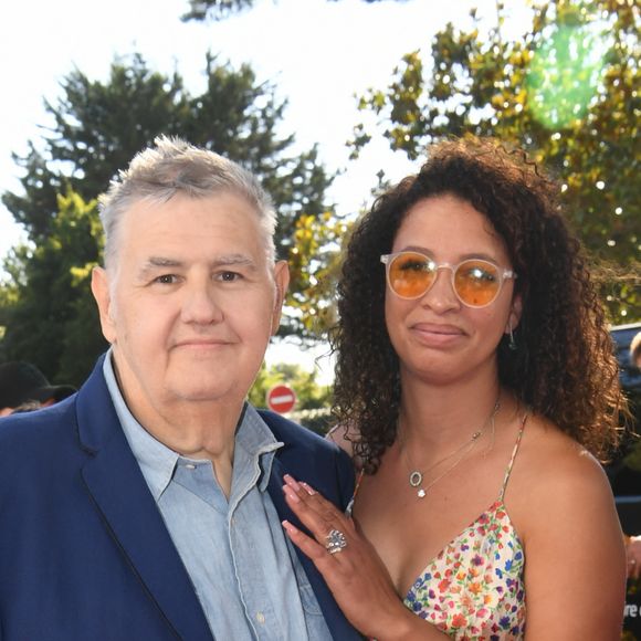 Pierre Ménès et sa femme Mélissa - Photocall de la cérémonie de clôture du 8ème Festival du Cinéma et Musique de Film de La Baule le 3 juillet 2022. © Rachid Bellak/bestimage