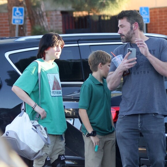 Et surtout des cheveux noirs corbeaux, bien loin de son petit frère Samuel. 
Ben Affleck et sa fille Seraphina - Ben Affleck vient chercher ses enfants dans un skatepark à Los Angeles