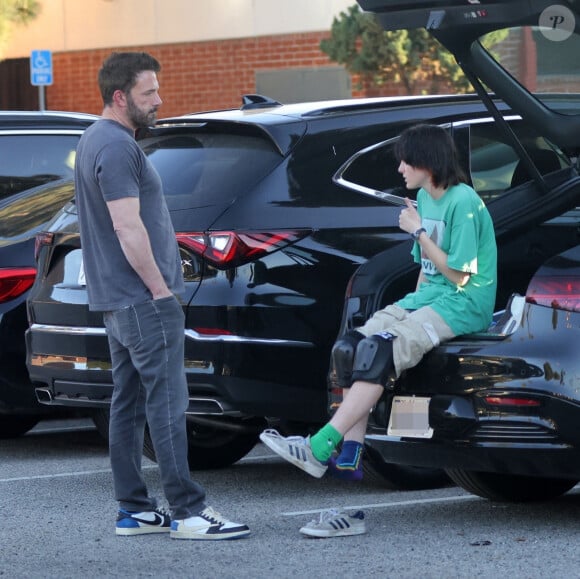 Celle-ci possède un look très "masculin". 
Ben Affleck et sa fille Seraphina - Ben Affleck vient chercher ses enfants dans un skatepark à Los Angeles