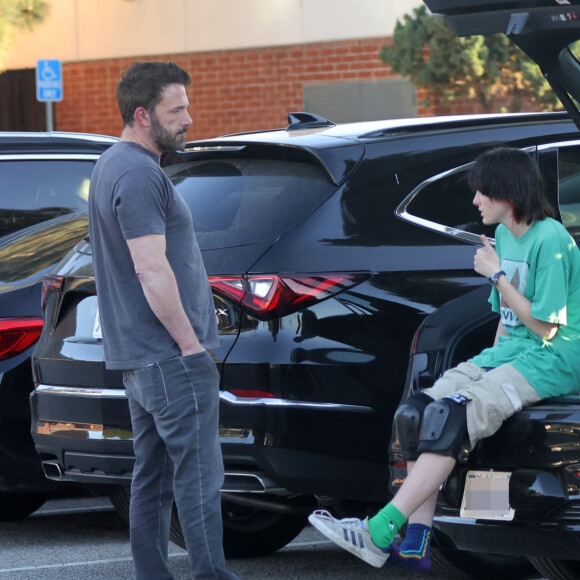 Celle-ci possède un look très "masculin". 
Ben Affleck et sa fille Seraphina - Ben Affleck vient chercher ses enfants dans un skatepark à Los Angeles