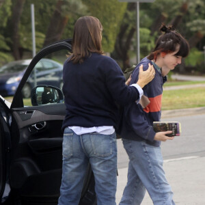 Et notamment Seraphina, encore adolescente ! 
Jennifer Garner enlace tendrement sa fille Seraphina alors qu'elles se séparent dans la rue de Los Angeles.