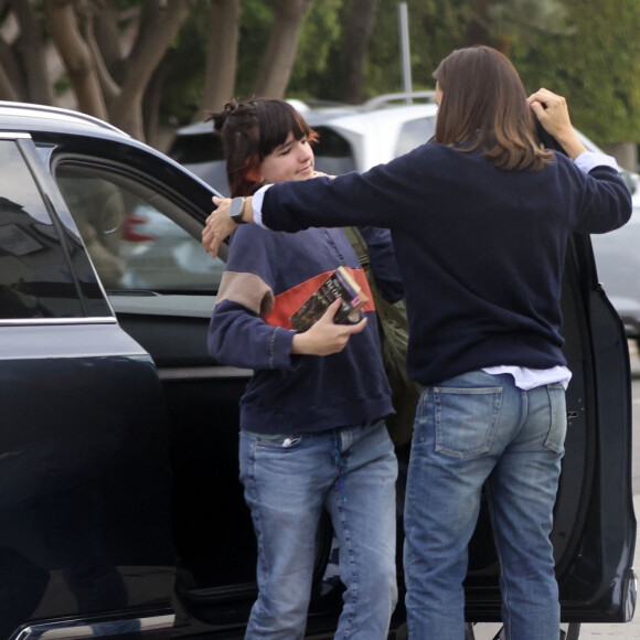 Jennifer Garner enlace tendrement sa fille Seraphina alors qu'elles se séparent dans la rue de Los Angeles.