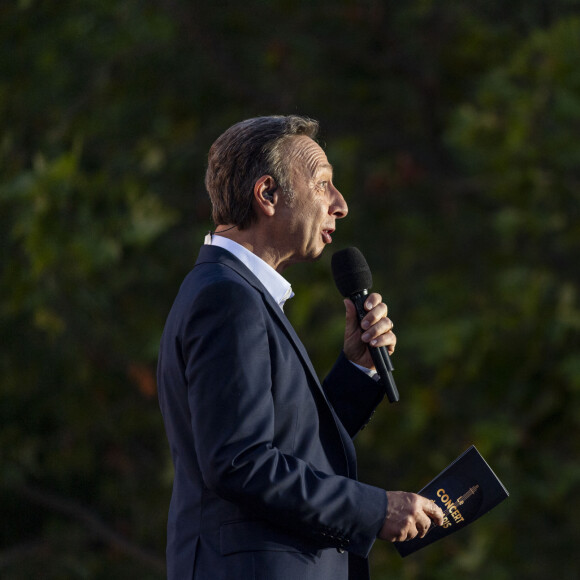 Exclusif - Stéphane Bern lors du 10ème anniversaire du "Grand Concert de Paris" au pied de la Tour Eiffel sur le Champ-de-Mars à Paris, France, le 14 juillet 2023. © Perusseau-Veeren/Bestimage