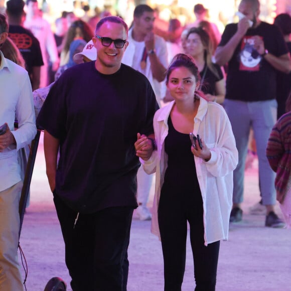 Exclusif - Guillaume Genton et sa compagne Jade Seguineau prennent du bon temps à la fête foraine des tuileries à Paris, France, le 16 juillet 2023. Ils sont ensemble depuis fin 2021. Le couple et leurs amis font des attractions comme le train fantôme et les autos-tamponneuses.