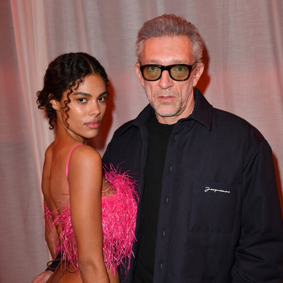 Vincent Cassel et sa femme Tina Kunakey - Photocall en front row du défilé "Le Raphia" de la maison Jacquemus au Bourget le 12 décembre 2022. © Veeren / Clovis / Bestimage 