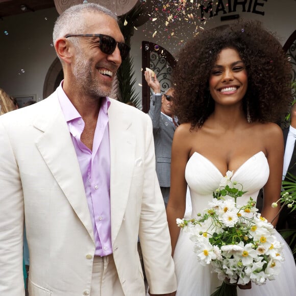 Sortie des mariés lors du Mariage civil de Vincent Cassel et Tina Kunakey à la mairie de Bidart au pays basque le 24 août 2018. © Patrick Bernard / Guillaume Collet / Bestimage 